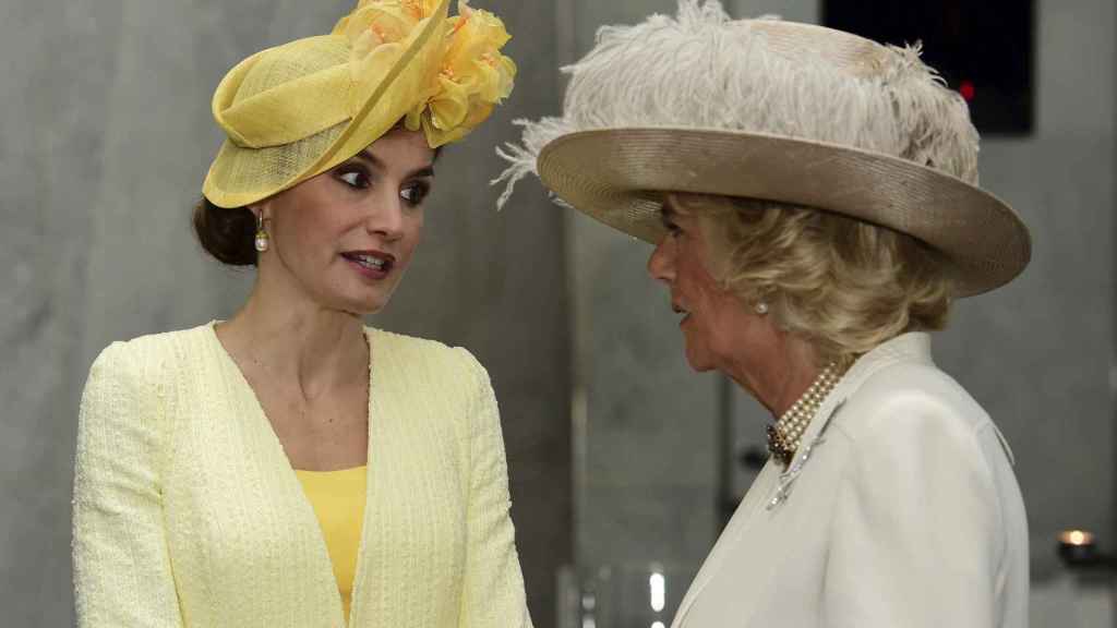 La reina Letizia conversa con la duquesa de Cornualles.