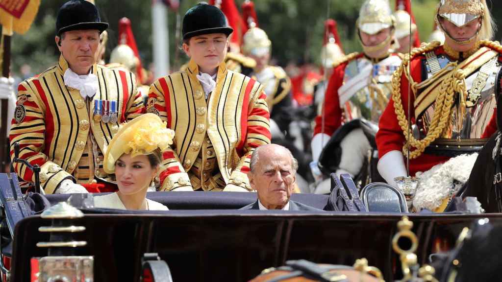 La reina Letizia y el duque de Edimburgo se trasladan al Palacio de Backingham.