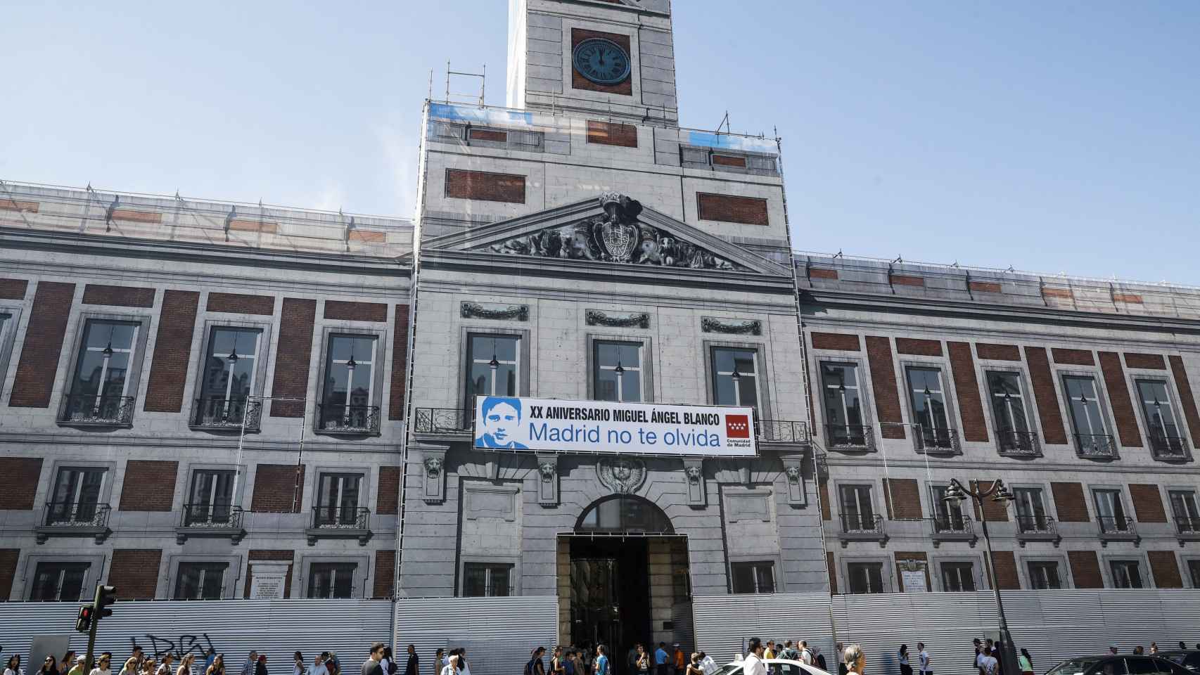 La sede del Gobierno regional madrileño puso una pancarta en recuerdo de Miguel Ángel Blanco