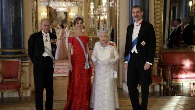 Imagen de archivo de los Reyes junto a Felipe de Edimburgo e Isabel II en una cena de gala, siguiendo el 'white tie'.