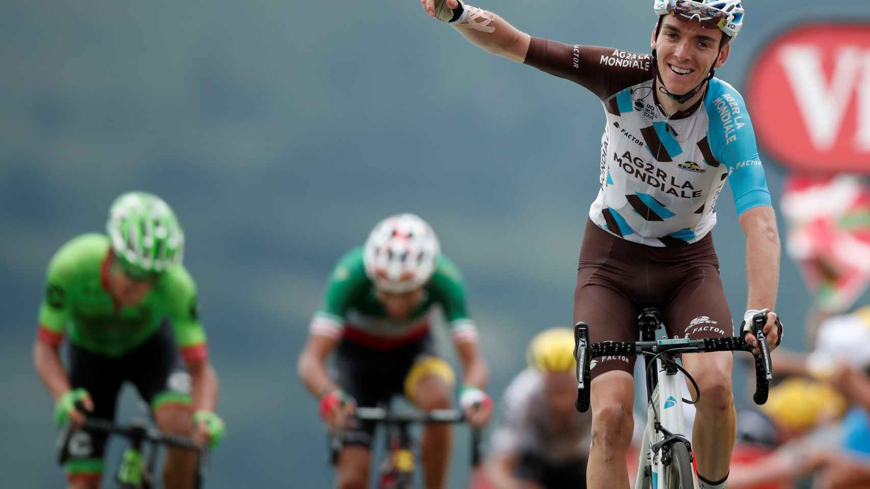 Bardet celebra su victoria de etapa en el Tour de Francia 2017.