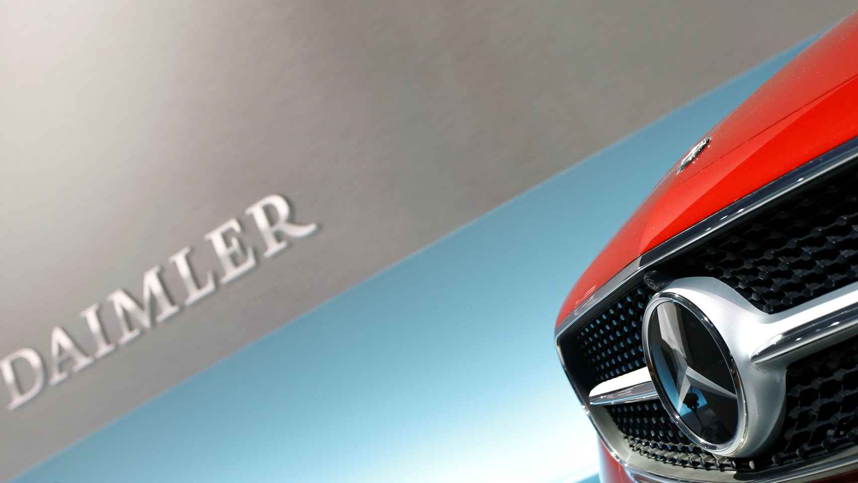Imagen de un Mercedes-Benz con el rótulo de Daimler detrás