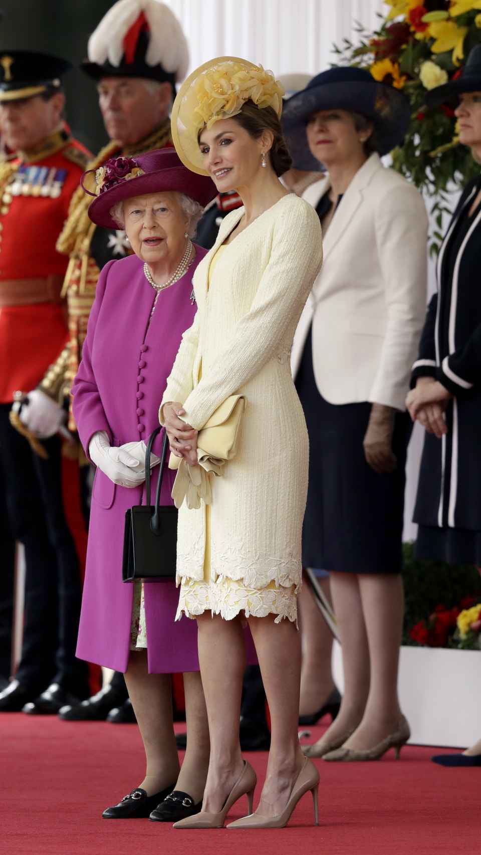 Letizia eligió el británico tono “lemon curd” para su encuentro con Isabel II.