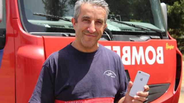 Luis Ortega, en el parque de bomberos, muestra un teléfono que ganó en una promoción; no recuerda en cuál.