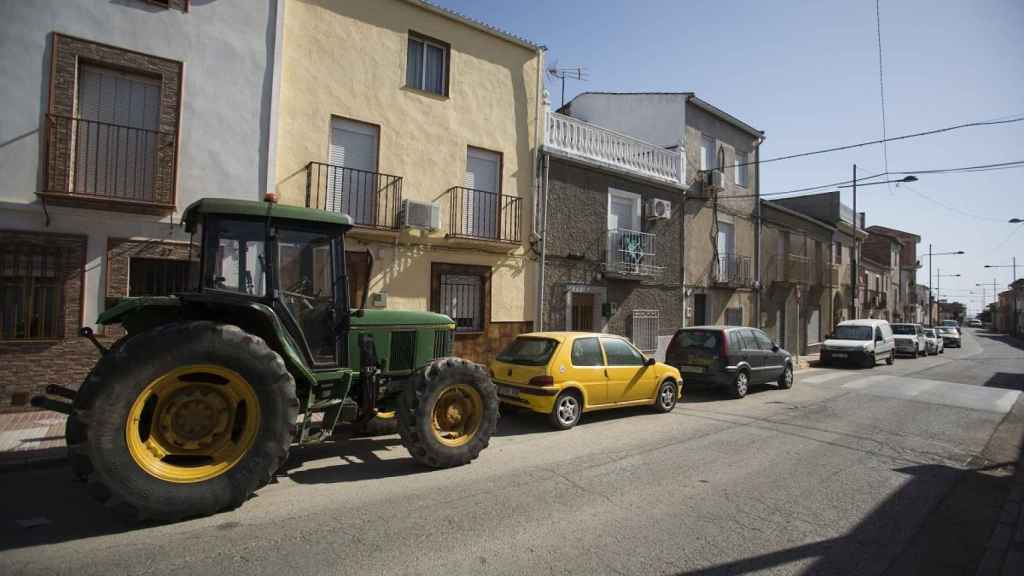 Un tractor en la puerta de una vivienda en Jabalquinto (Jaén).