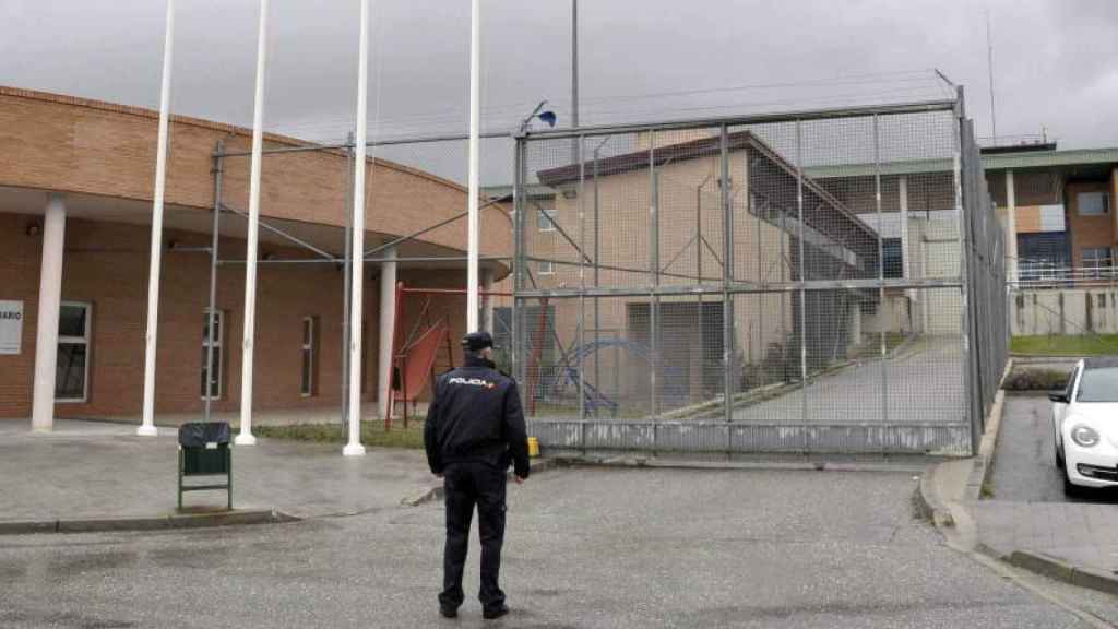 Un agente de policía a las puertas de la cárcel de Segovia.
