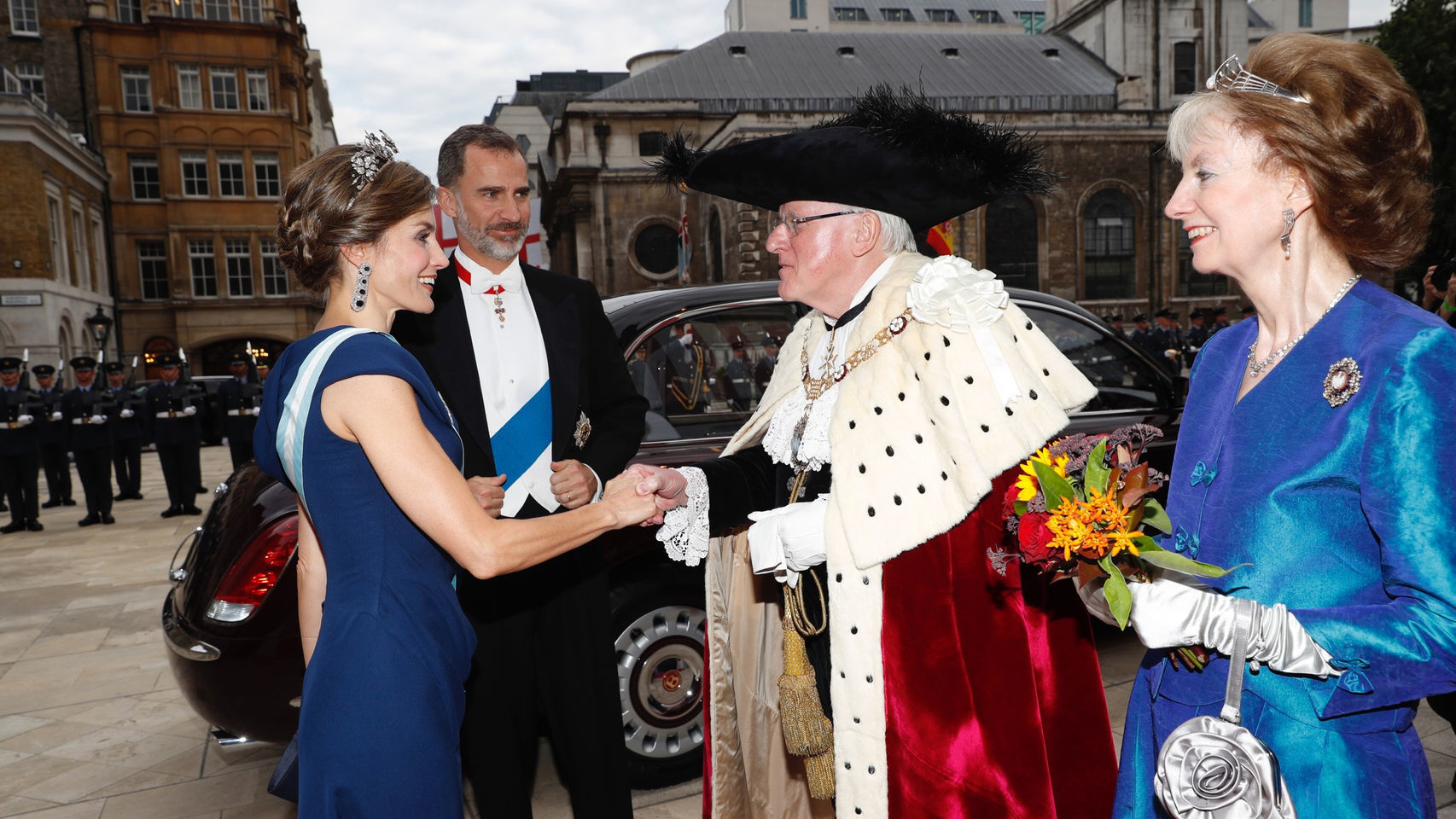 Los reyes a su llegada, recibidos por el alcalde de Londres y su mujer, que compartió color con Letizia.