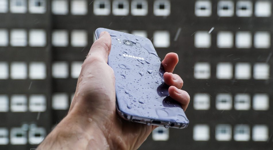Puede un smartphone dejar de ser resistente al agua después de un tiempo?