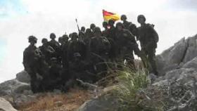 Una foto histórica e inédita. Los militares que protagonizaron la recuperación del islote de Perejil, posan con la bandera nacional sobre el terreno conquistado.