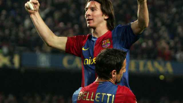 Messi y Belletti celebrando un gol con el Barça.