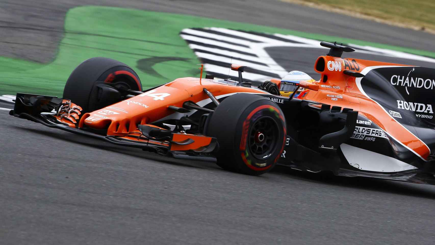 Fernando Alonso, en un McLaren Honda en Silverstone.