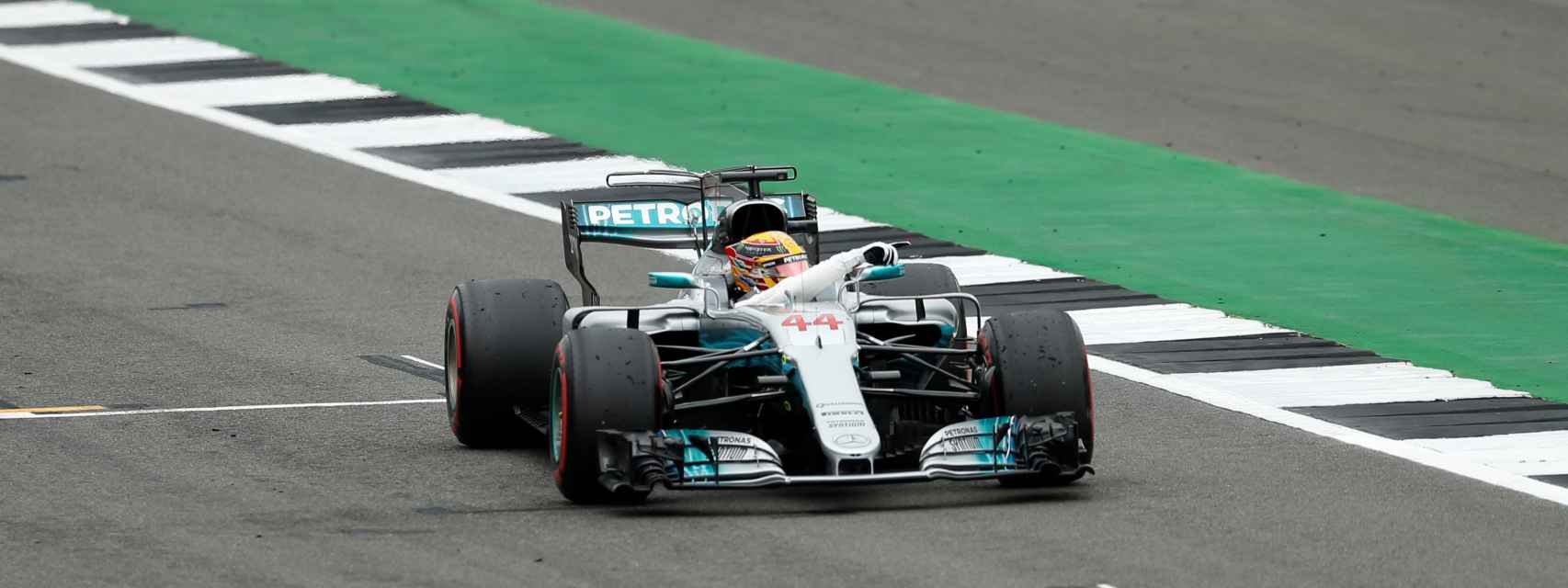 El Mercedes de Hamilton durante el GP de Gran Bretaña en Silverstone.