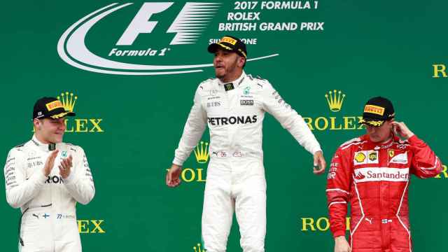 Hamilton celebra su victoria en Silverstone.