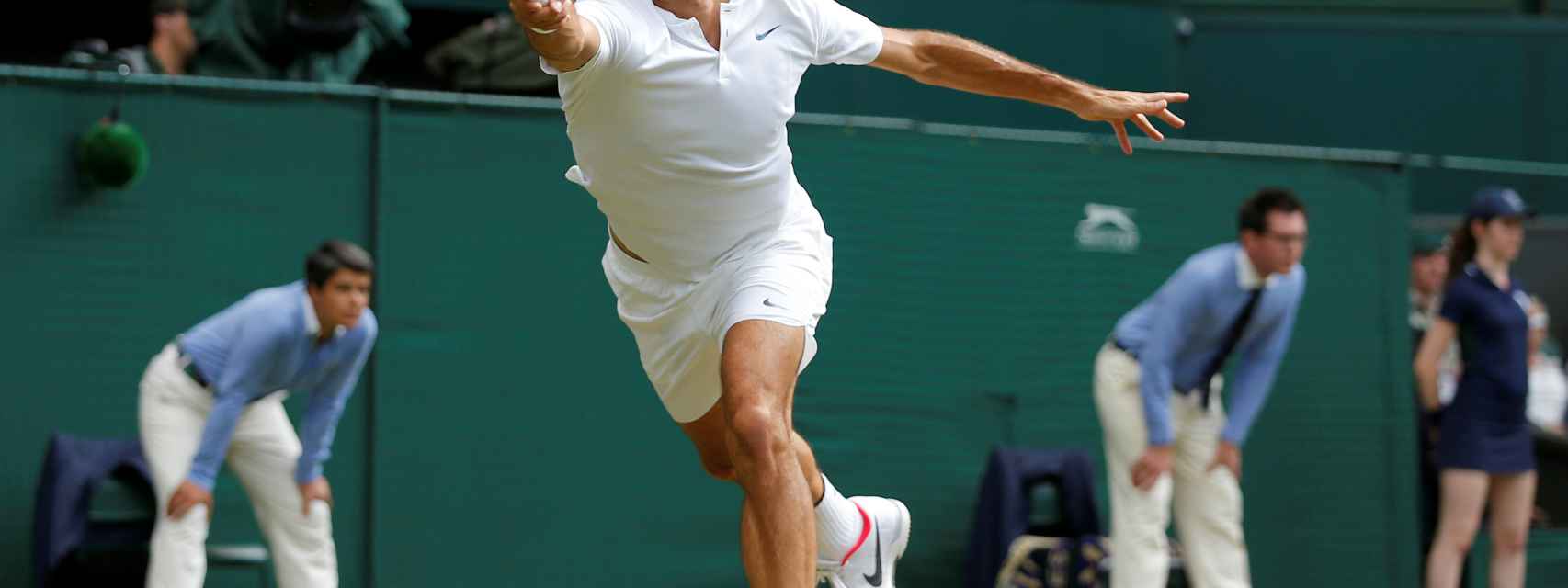 Roger Federer en un partido de la presetne edición de Wimbledo