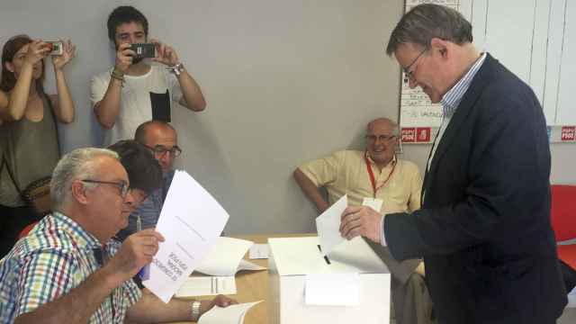Ximo Puig a su llegada para votar en las primarias del PSPV.