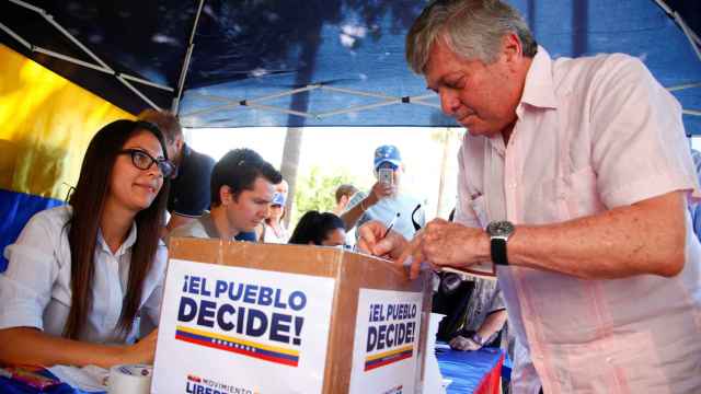 El padre de Leopoldo López vota en la consulta.