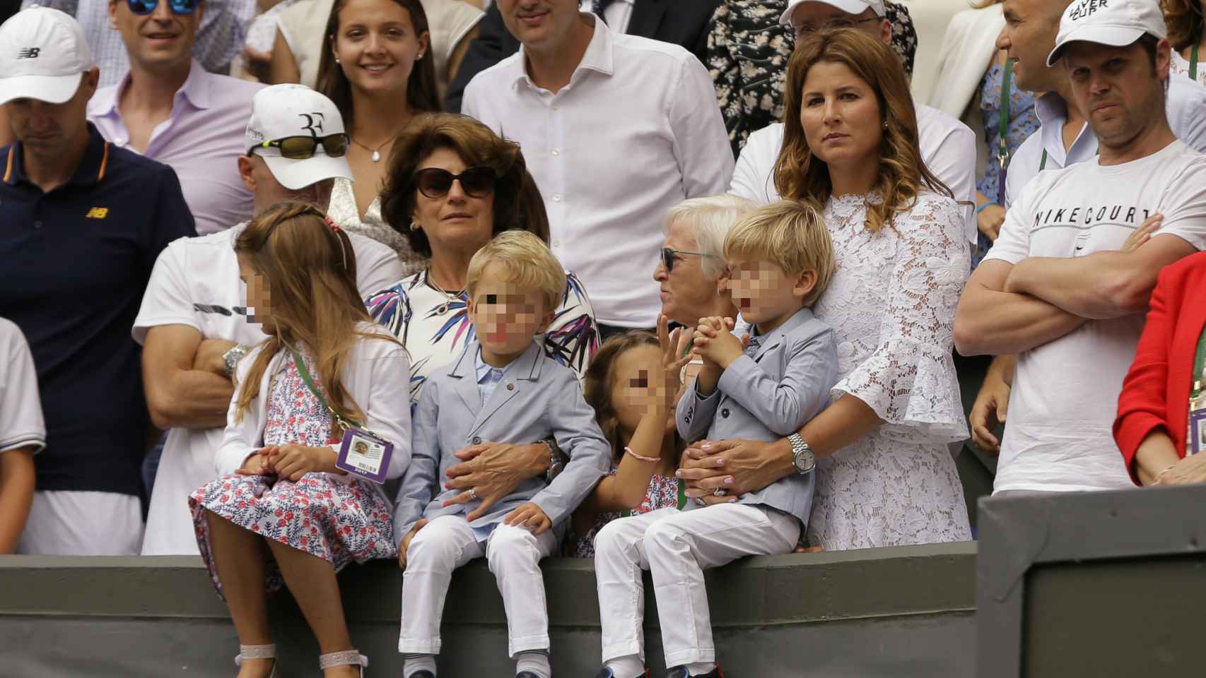 Los cuatro hijos y la mujer de Federer observan atentos al tenista.