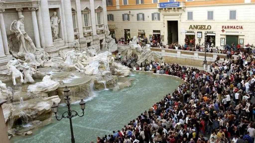 Los turistas abarrotan la Fontana di Trevi.