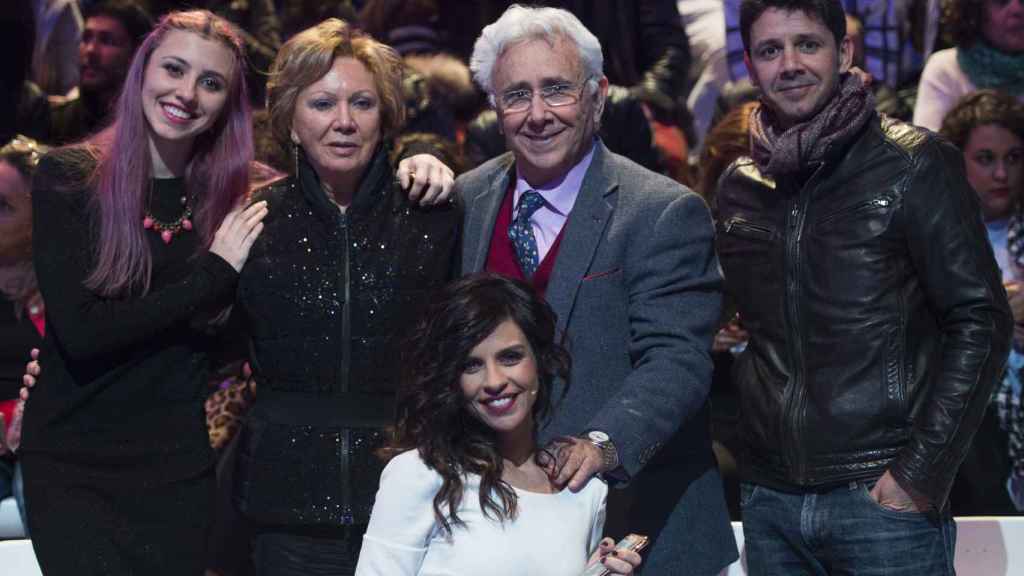 La hija de Alonso Caparrós, su madre, su padre, su esposa y su hermano Andrés, asisten a una gala de GH VIP.