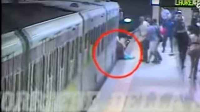 Suspenden al conductor del metro que arrastró varios metros a una mujer en Roma