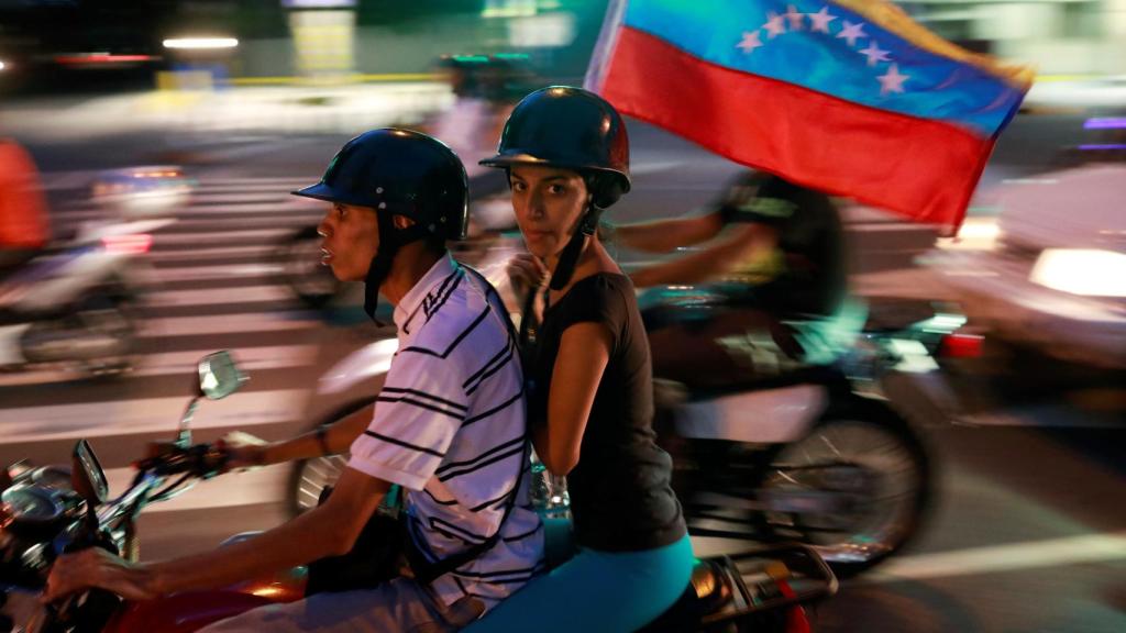 Opositores al Gobieno celebran en la calle el resultado del plebiscito en el que 7 millones de venezolanos votaron contra Maduro.