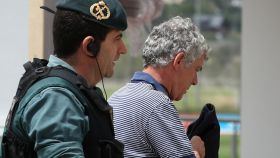 Villar en el momento de su llegada a RFEF con la Guardia Civil.