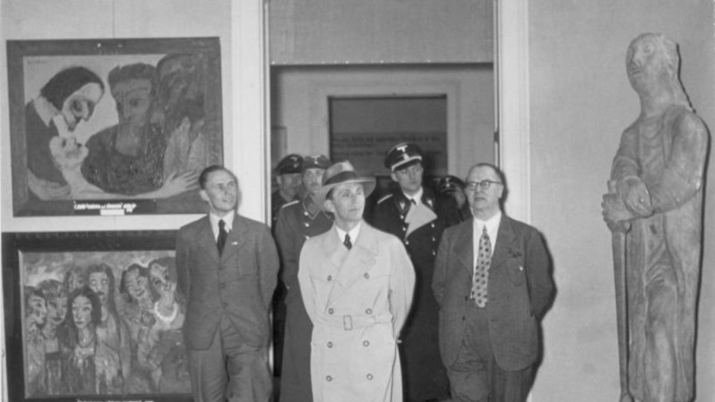 Goebbels en la exposición de arte degenerado.