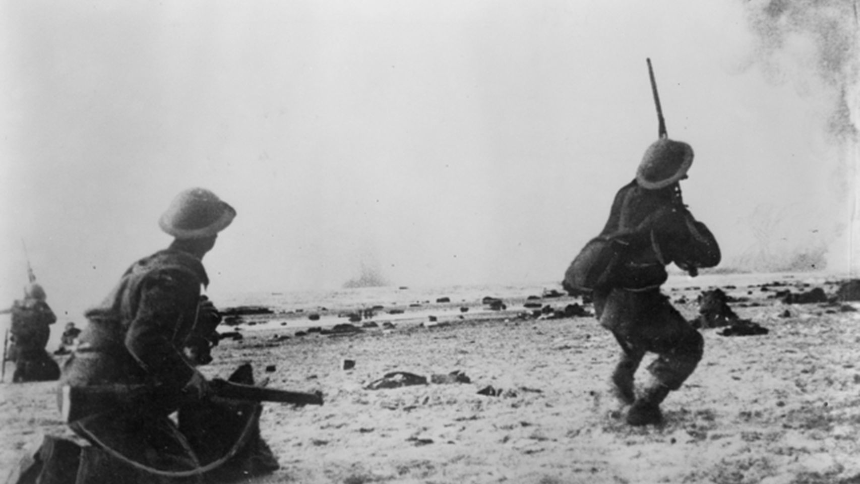 Soldados en Dunquerke disparando contra la aviación alemana.