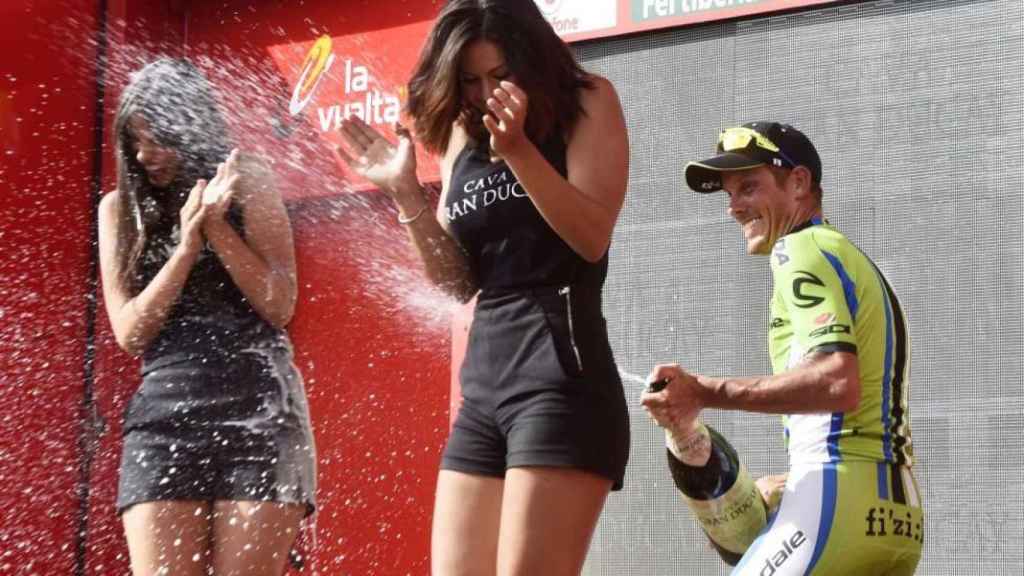 De Marchi rocía de champagne a las azafatas en la Vuelta a España 2014