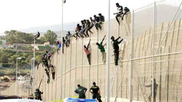 Varios inmigrantes en un asalto a la valla de Melilla.