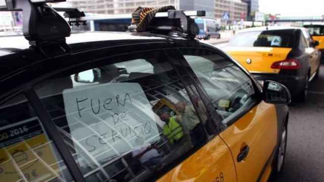 Un taxi muestra el cartel de 'Fuera de servicio'.