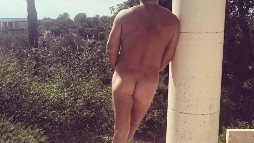 El presentador lo enseña todo.
