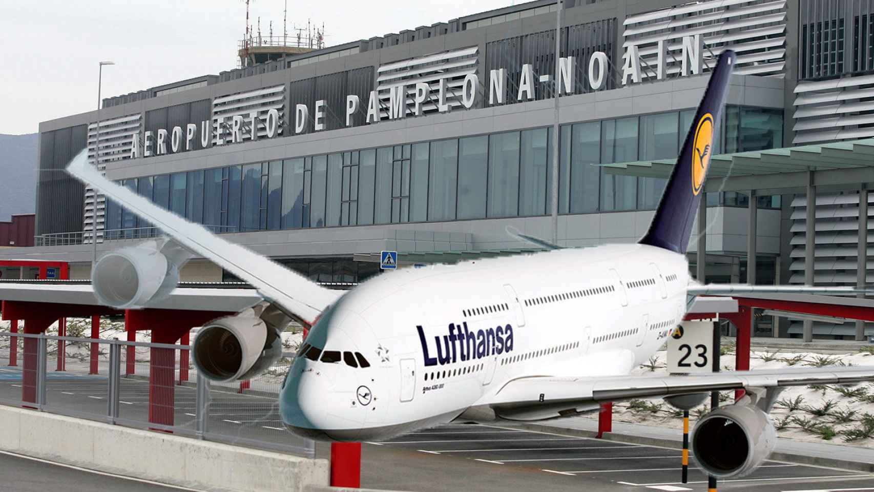 Un avión de la compañía alemana Lufthansa, que anuncia vuelos desde el aeropuerto de Noain-Pamplona.