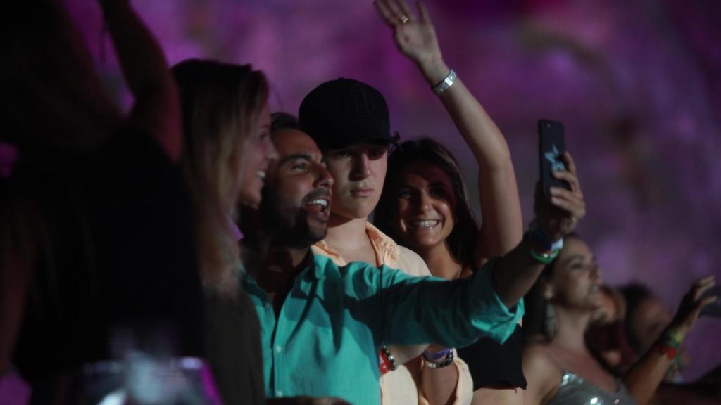 Froilán, junto a su novia y unos amigos en el concierto de Juan Luis Guerra