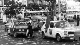 Varios coches hacen campaña para las primeras elecciones generales en España, en 1977