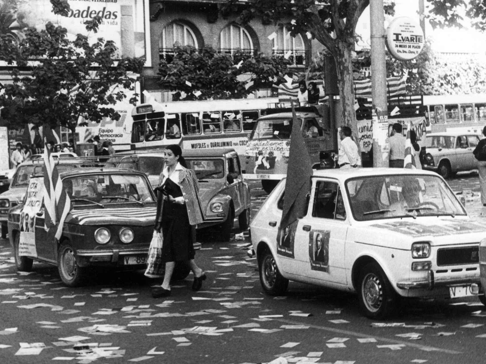 Varios coches hacen campaña para las primeras elecciones generales en España, en 1977