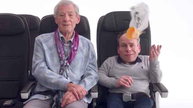 Ian McKellen y Warwick Davis en el vídeo de British Airways.