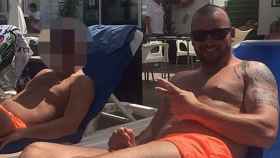 Gareth en la piscina en Ibiza