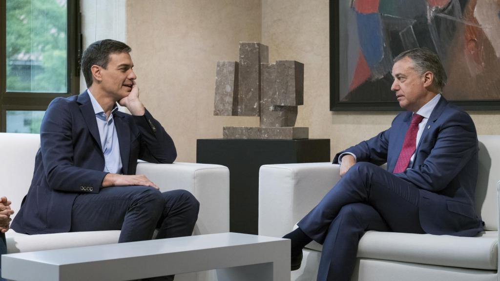 Pedro Sánchez, conversa con el Lehendakari, Iñigo Urkullu, durante la reunión en la sede del Gobierno Vasco.