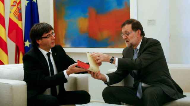 Mariano Rajoy junto a Carles Puigdemont en una reunión en Moncloa.