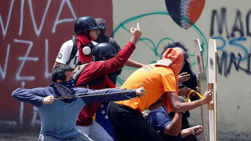 Los manifestantes chocan contra las fuerzas de seguridad en Venezuela.