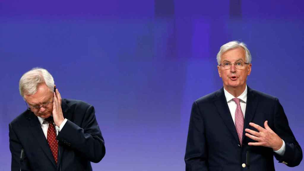 Barnier y Davis, en rueda de prensa