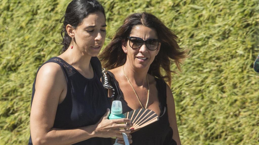 Gema Gámez, viuda de Miguel Blesa, ( en la imagen con gafas de sol) a su llegada a la cremación.