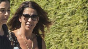 Gema Gámez, viuda de Miguel Blesa, ( en la imagen con gafas de sol) a su llegada a la cremación.