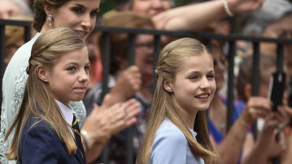 La infanta Sofía el día de su primera comunión junto con la princesa de Asturias, Leonor.
