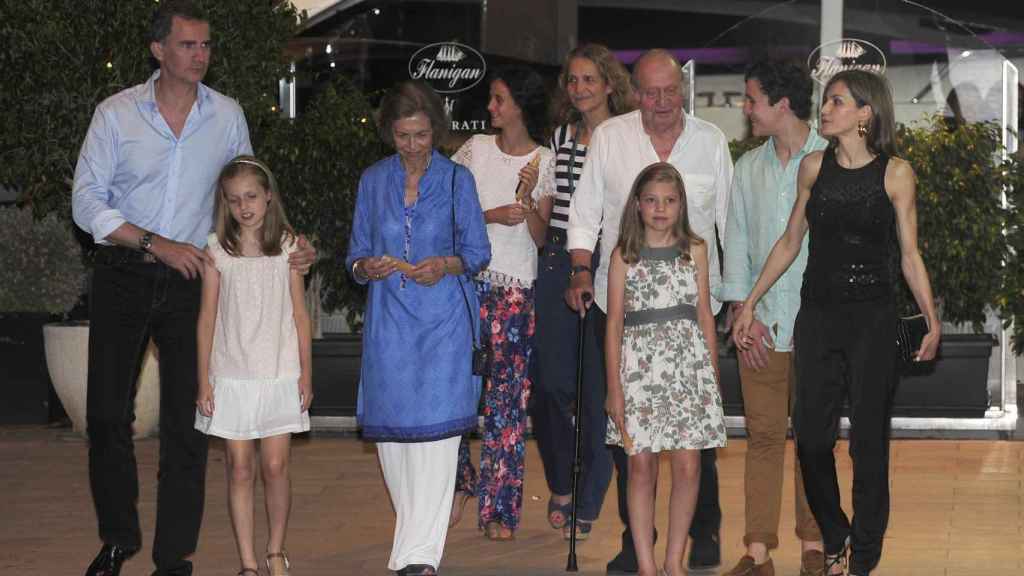 La Familia Real al completo con la infanta Elena y sus hijos Froilán y Victoria Federica, 31 de julio de 2016.