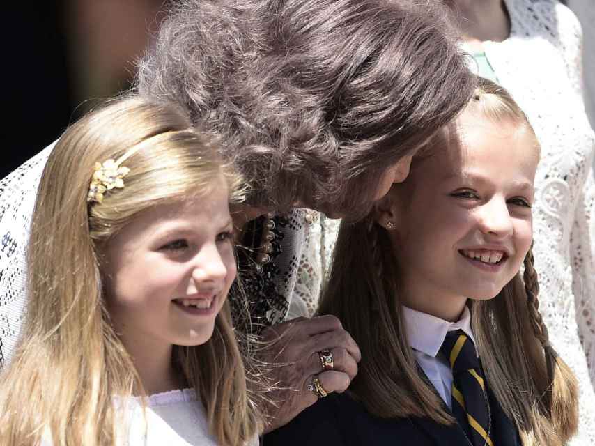 La reina Sofía junto a sus nietas durante la comunión de la Princesa de Asturias en mayo de 2015.
