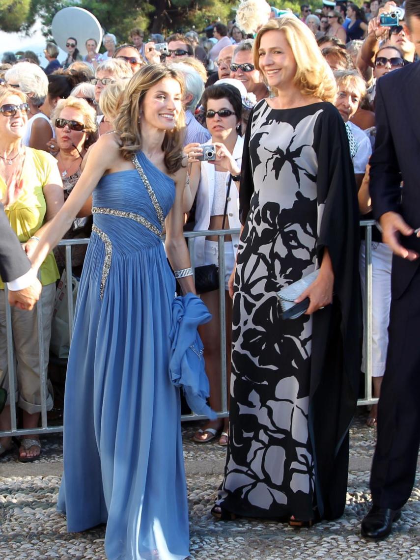 Doña Letizia y la infanta Cristina en la boda de Nicolás de Grecia y Tatiana Blatnik en agosto de 2010.