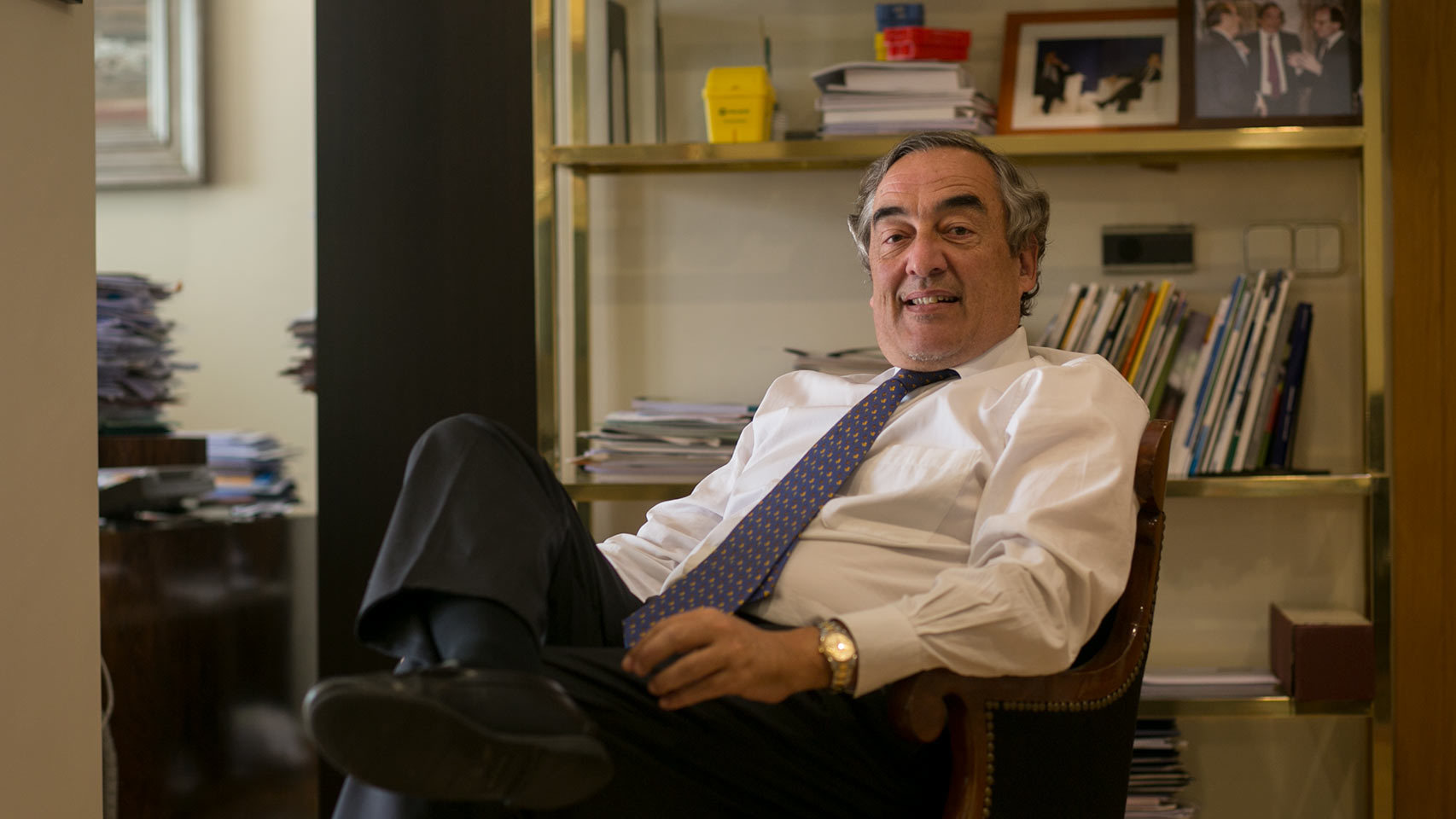 Juan Rosell, presidente de la CEOE, posa en su despacho de la organización empresarial.