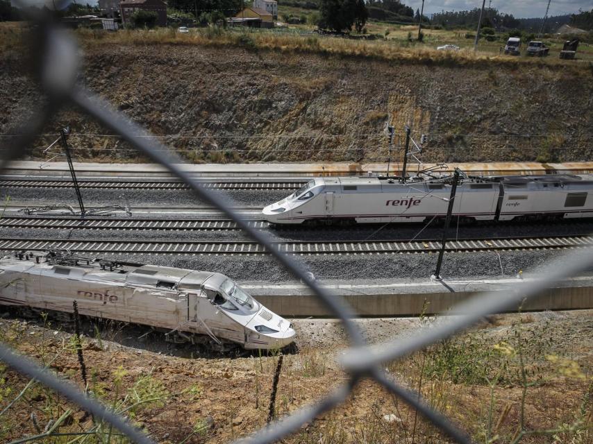 La locomotora del Alvia 01455 que se estrelló en Angrois permaneció algunos días en la cuneta de la vía.